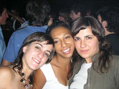 Con las chicas en el boliche